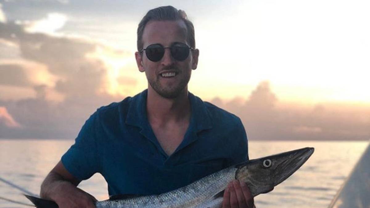 Ein echten Prachtfang machte Tottenham-Stürmer Harry Kane im Urlaub. Der Hobby-Angler präsentiert stolz seinen gefangenen Barrakuda