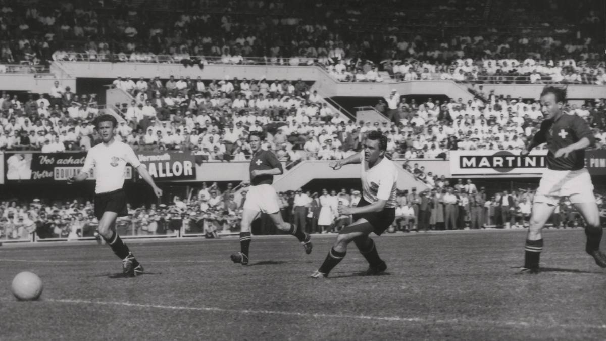 12 - Tore fielen 1954 beim 7:5 zwischen Österreich und der Schweiz, es ist damit das WM-Spiel mit den meisten Treffern. Der höchste WM-Sieg gelang Ungarn 1982 gegen El Salvador (10:1)