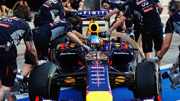 26. Februar: Red Bull hat von den Topteams am meisten zu kämpfen. Die Performance bei den Tests in Bahrain ist katastrophal.  Sebastian Vettel meckert über die neuen Regeln, eine schwierige Saison zeichnet sich ab. Ganz anders die Silberpfeile, die sich früh zu den Topfavoriten aufschwingen