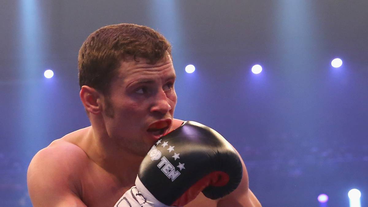 Nach einer Pleite gegen Arthur Abraham im Jahr 2012 holt sich Stieglitz nur ein Jahr später im Rückkampf den Titel zurück. 2014 geht der Gürtel aber wieder zum Erzrivalen über