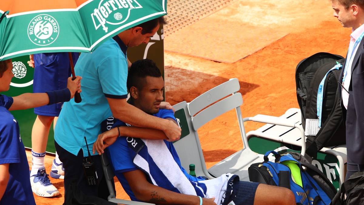 Nick Kyrgios hat mit Problemen an der Schulter zu kämpfen und lässt sich in einer Auszeit behandeln