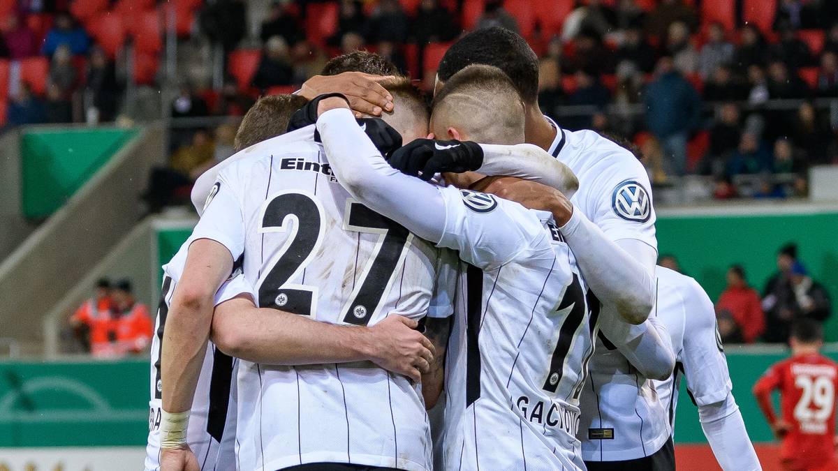 Nach 120 Minuten bejubeln die Frankfurter Spieler das Erreichen des Viertelfinals im DFB-Pokal