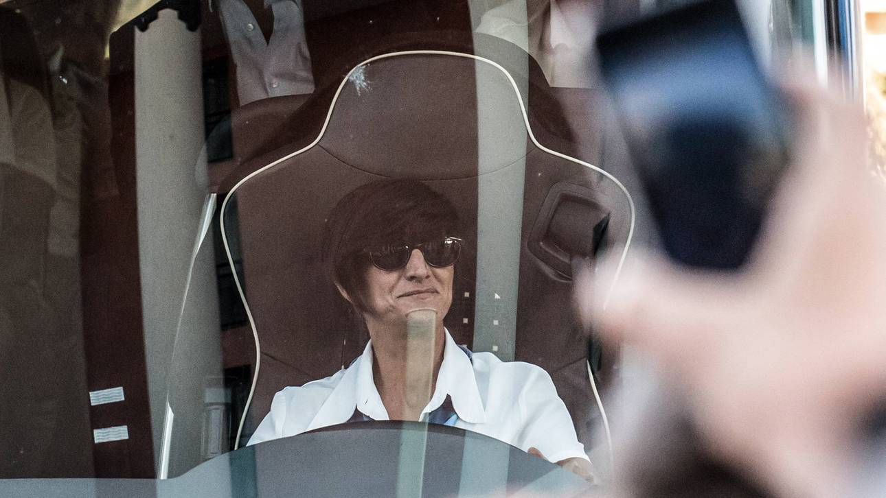 Löw-Doppelgängerin fährt DFB-Bus