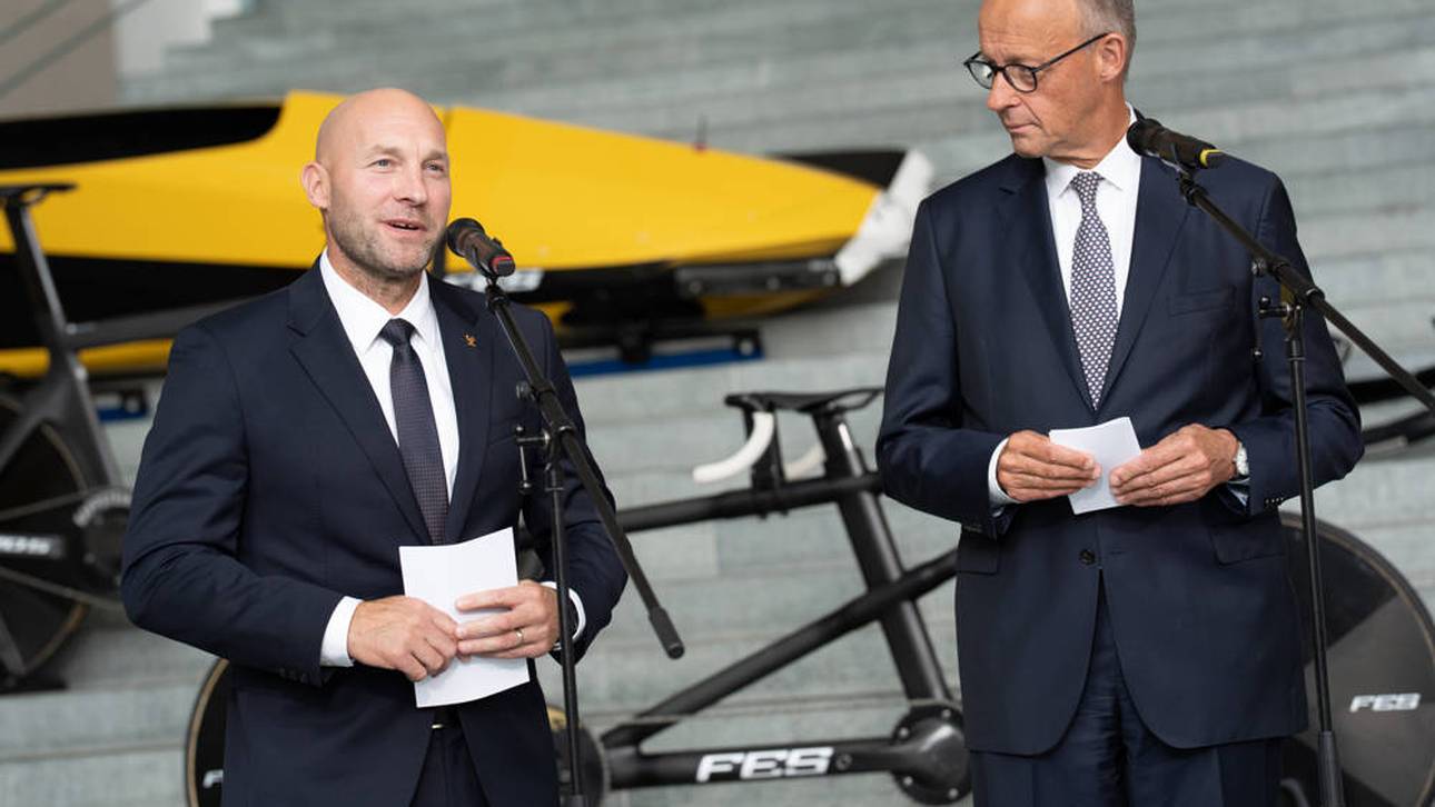 Ronald Rauhe (links) neben Bundeskanzler Friedrich Merz (rechts)