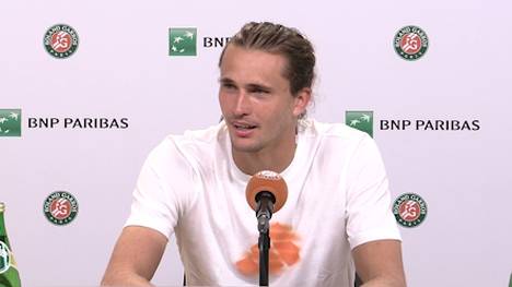 Alexander Zverev erklärt nach seinem Auftaktsieg bei den French Open ein zurückliegendes Drama um seinen Hund Mishka. Ein Sprung aus einem Golfkart wurde zu einem schrecklichen Unfall. 