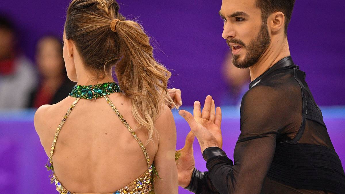 Der Neckholder ihres grün glitzernden Kleides löste sich beim Kurztanz schon nach wenigen Sekunden