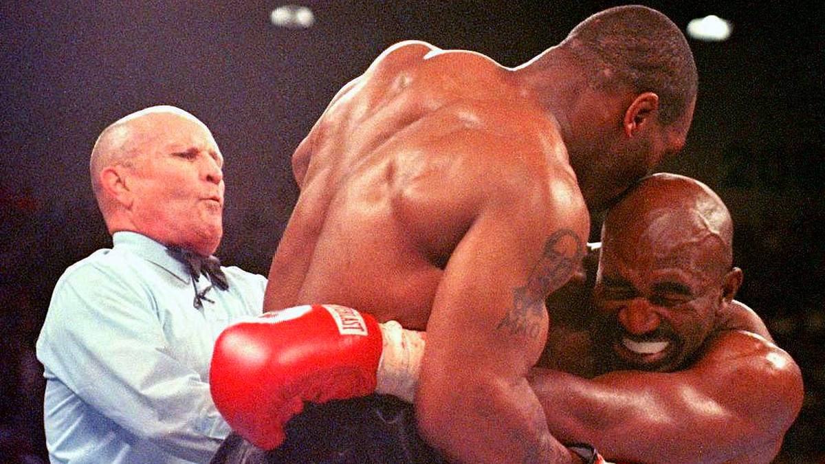 Als Tyson aus dem Gefängnis zurückkehrte, wurde er zwar zum ersten Schwergewichts-Boxer nach Ali, der sich den Titel zurückholte, aber auch seine weitere Karriere wurde von Skandalen überschattet - am berühmtesten: der blutige Ohrbiss gegen Holyfield 1997
