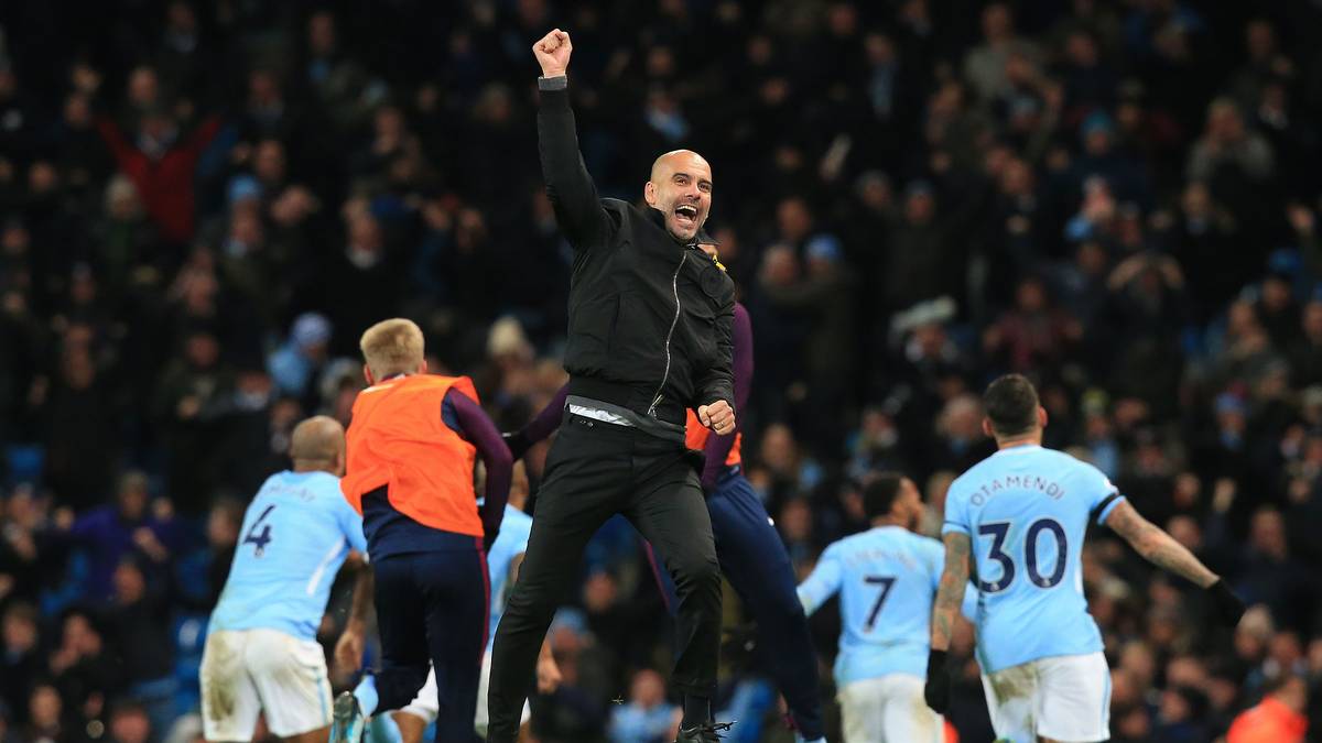 MANCHESTER CITY: Etwas anders wären die Vorzeichen wiederum bei einem Duell mit Uniteds Stadtrivalen City. Das Team von Ex-Bayern-Trainer Pep Guardiola, dessen Spielidee bei den Citizens seit dieser Saison greift, dominiert die Premier League derzeit nach Belieben. Auch in der Champions League gab es nur eine Niederlage am letzten Spieltag im unbedeutenden Spiel gegen Donezk