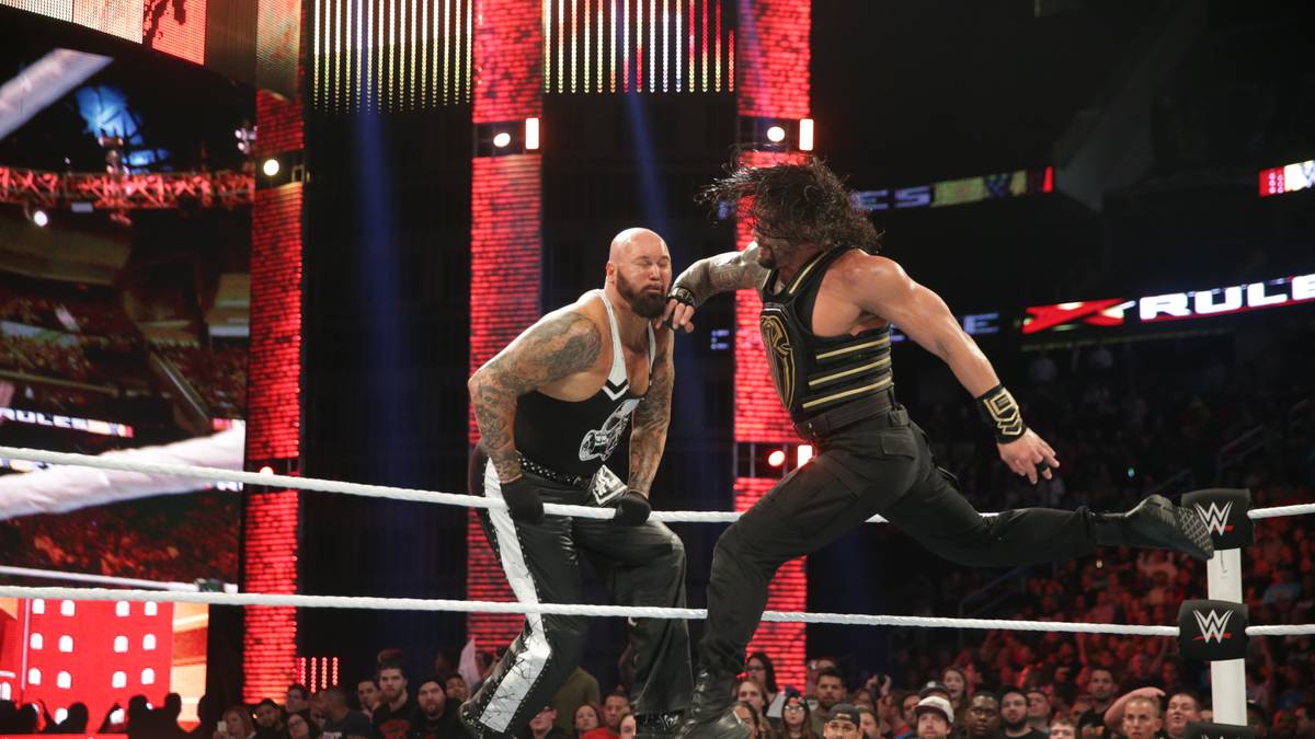 Auch hier versuchen Störenfriede sich einzumischen, erst Anderson und Gallows, dann die Usos. Reigns wehrt sich per Superman Punch