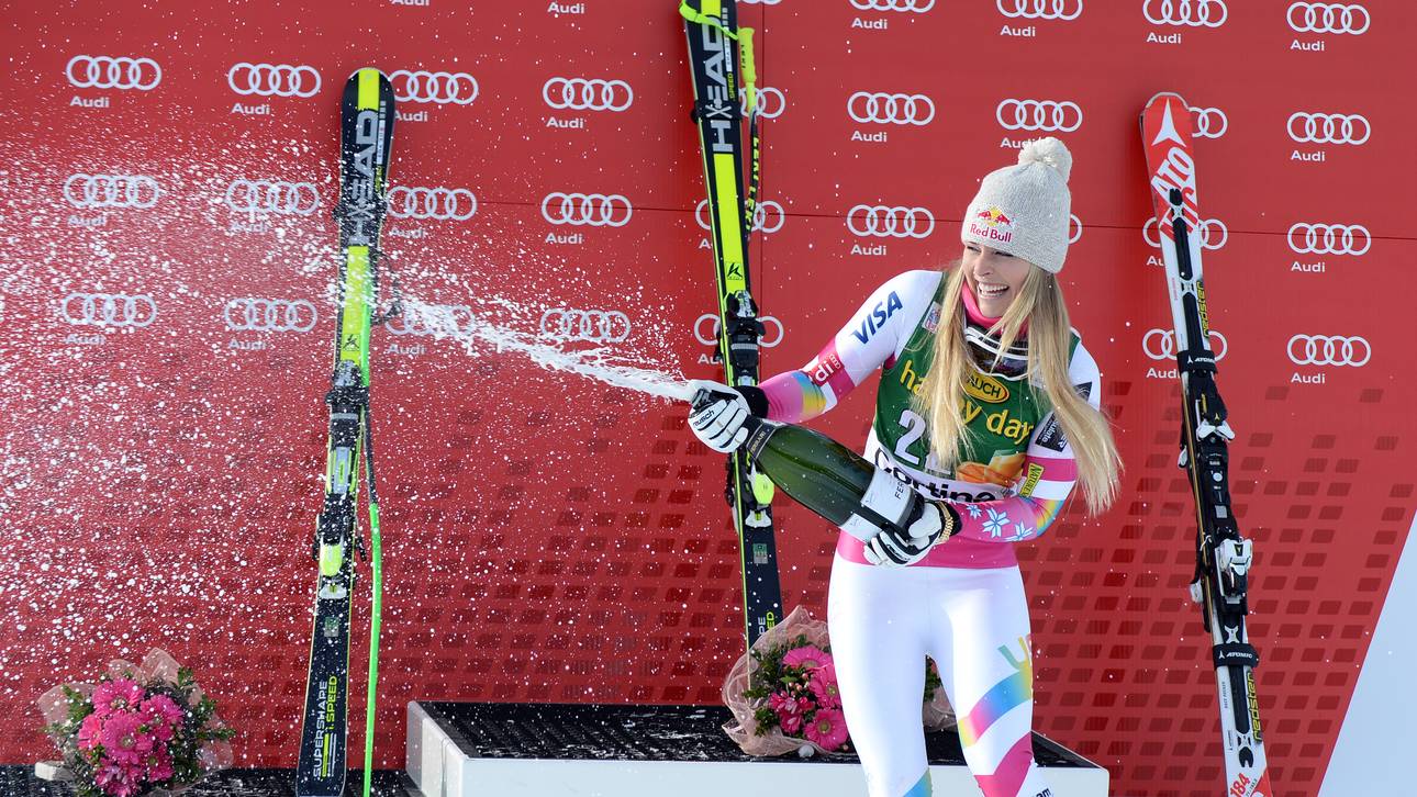 Lindsey Vonn jubelt nach dem Super-G im italienischen Cortina d'Ampezzo
