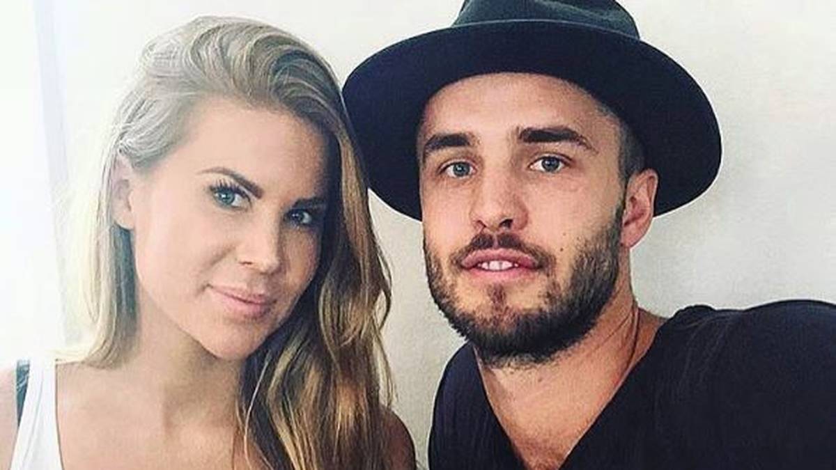 So viele Schweden in der NHL und keine schwedische Spielerfrau? Bis jetzt. Das Ehepaar Hjalmarsson verteidigt die skandinavische Ehre. Papa Niklas verteidigt erfolgreich für die Chicago Blackhawks, Mama Elina designt Mode, die Sohn Theo dann auch gleich anziehen darf/ muss. Vor kurzem dann die frohe Botschaft: Ein Geschwisterchen ist im Anmarsch