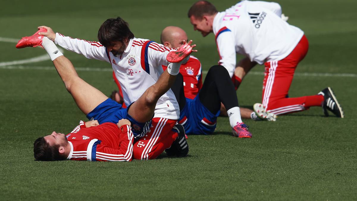 Auch der FC Bayern weilt in Doha. Mario Götze weiß, dass zu jeder guten Trainingseinheit auch ein intensives Stretching gehört - und lässt sich dabei von einem Betreuer helfen