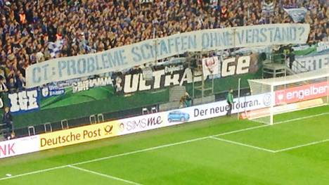 Dieses Plakat hielten Schalke-Fans in der Kurve hoch