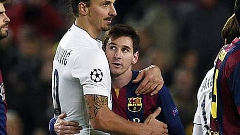 Messi umarmt de neuen, alleinigen Neuntplatzierten Zlatan Ibrahimovic (l.)