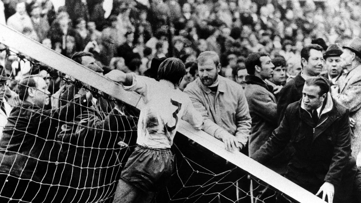 PFOSTENBRUCH: Am 27. Spieltag der Bundesliga-Saison 1970/71 steht es kurz vor Ende der Partie von Gladbach gegen Werder 1:1 – zu wenig für die Borussia im Meisterschaftsrennen. Da bricht wenige Minuten vor dem Ende plötzlich der Torpfosten