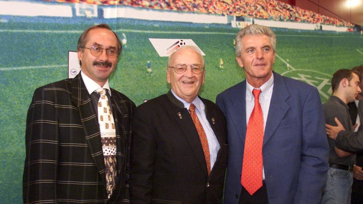 Am Ende wird dann doch eine schnelle Lösung präsentiert - aber keine, die sich als gute Wahl herausstellen sollte: Der frühere Bayern-Trainer "Sir" Erich Ribbeck (r.) macht's, zusammen mit Co-Trainer Uli Stielike. Legendär: dessen Karo-Sakko bei der Vorstellung