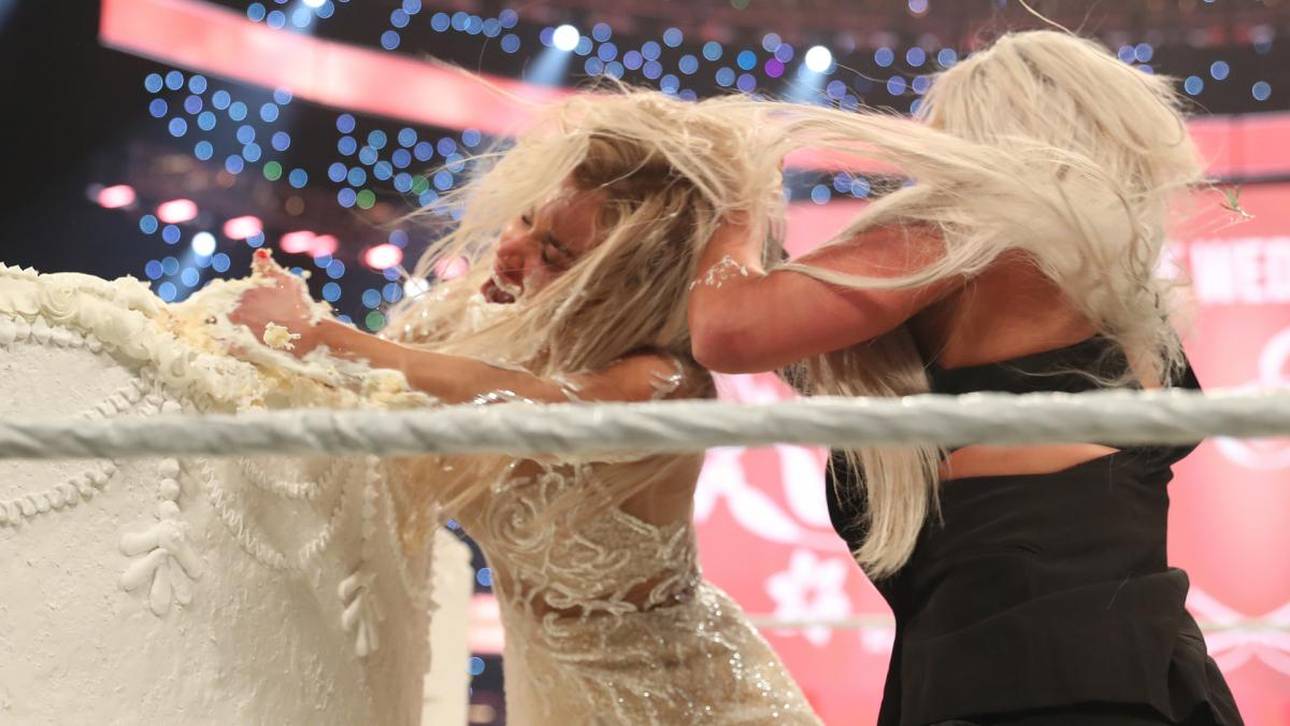 WWE-Hochzeit endet im Total-Chaos