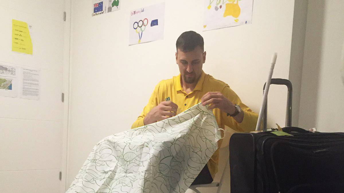 NBA-Star Andrew Bogut lästert über die Einrichtung der Zimmer im olympischen Dorf. Der Australier postet kurz nach seiner Ankunft ein Foto von sich beim Basteln eines Duschvorhangs - damit "wir duschen können ohne das Zimmer zu fluten". Sein ironischer Hashtag "IOCLuxuryLodging" (IOC-Luxusunterkunft) löst auf Twitter ein großes Echo auf