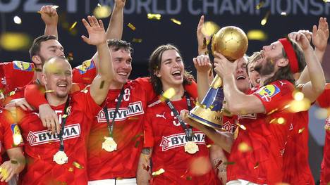 Mikkel Hansen (r.) stemmt den WM-Pokal zum zweiten Mal in Folge für Dänemark in die Höhe