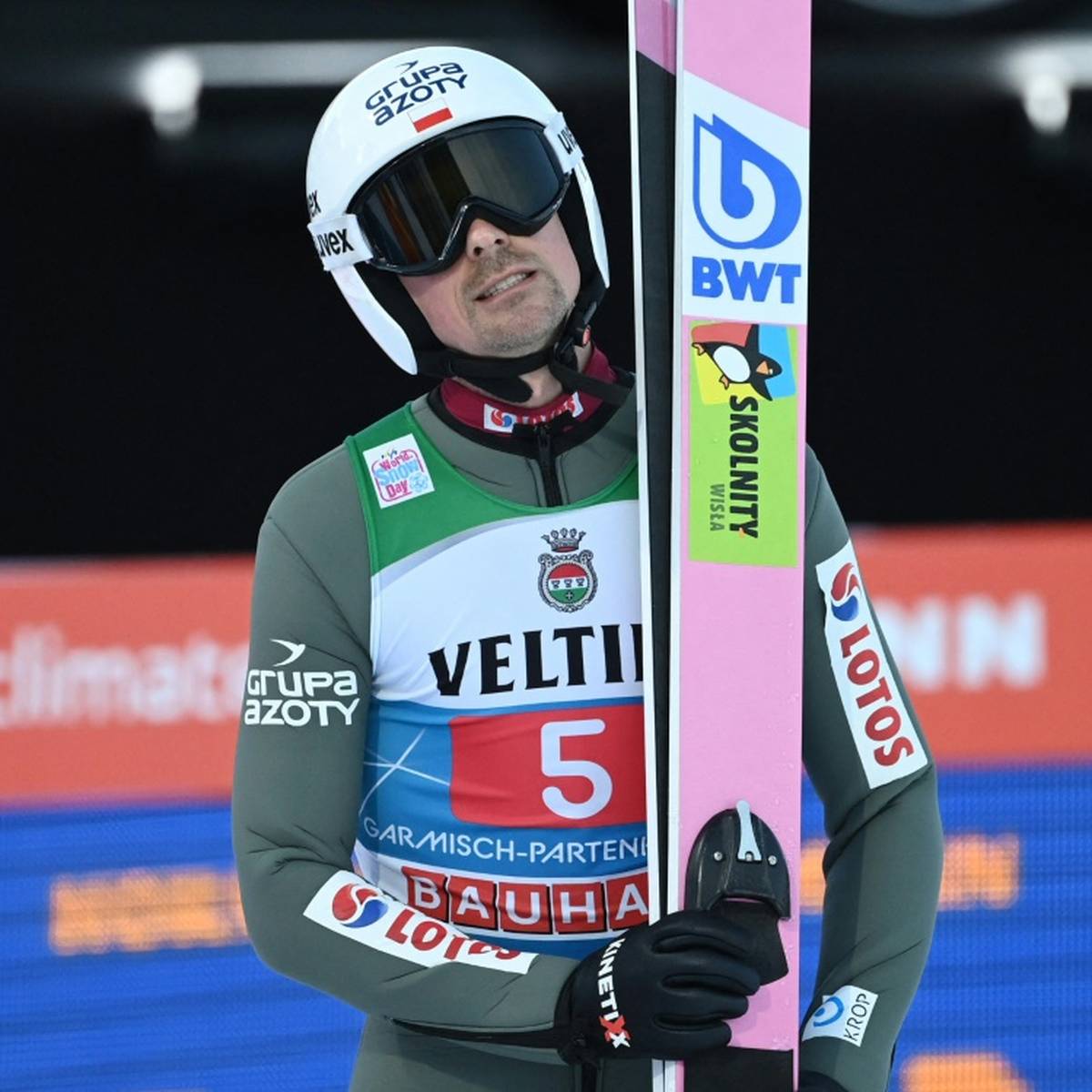 Das polnische Skisprung-Team hat zwei Wochen vor dem Start der Olympischen Spiele weiter mit großen Coronasorgen zu kämpfen.