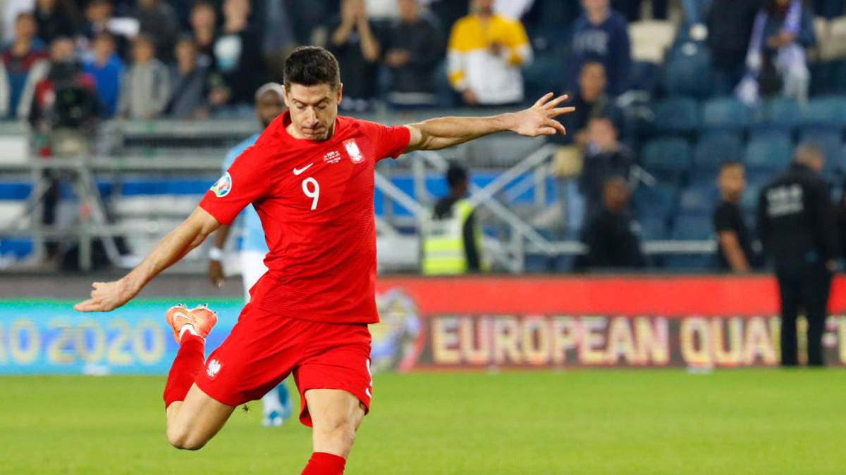 POLEN: ROBERT LEWANDOWSKI spielt im Alter von 31 Jahren die beste Saison seines Lebens. Für den FC Bayern machte er in 33 Spielen 39 Tore. Mit dieser Topform hätte er auch bei der EM 2020 zu den großen Stars werden können
