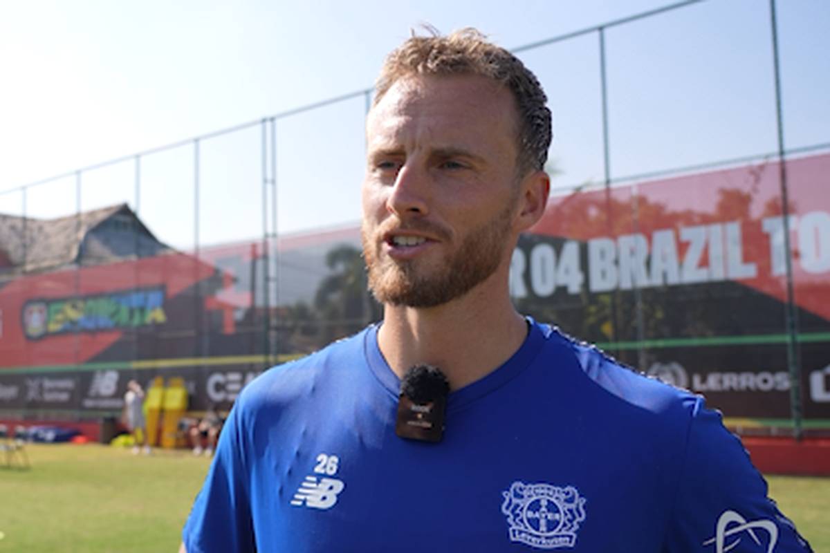 Neuzugang Mark Flekken soll in Leverkusen den Konkurrenzkampf im Tor beleben. Dabei zeigt sich der Bundesliga-Rückkehrer ganz entspannt. Sein erster Eindruck vom neuen Team, scheint schonmal gelungen.