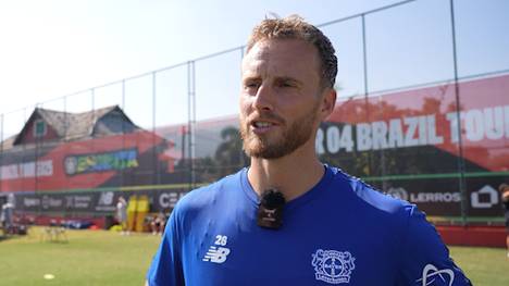 Neuzugang Mark Flekken soll in Leverkusen den Konkurrenzkampf im Tor beleben. Dabei zeigt sich der Bundesliga-Rückkehrer ganz entspannt. Sein erster Eindruck vom neuen Team, scheint schonmal gelungen.