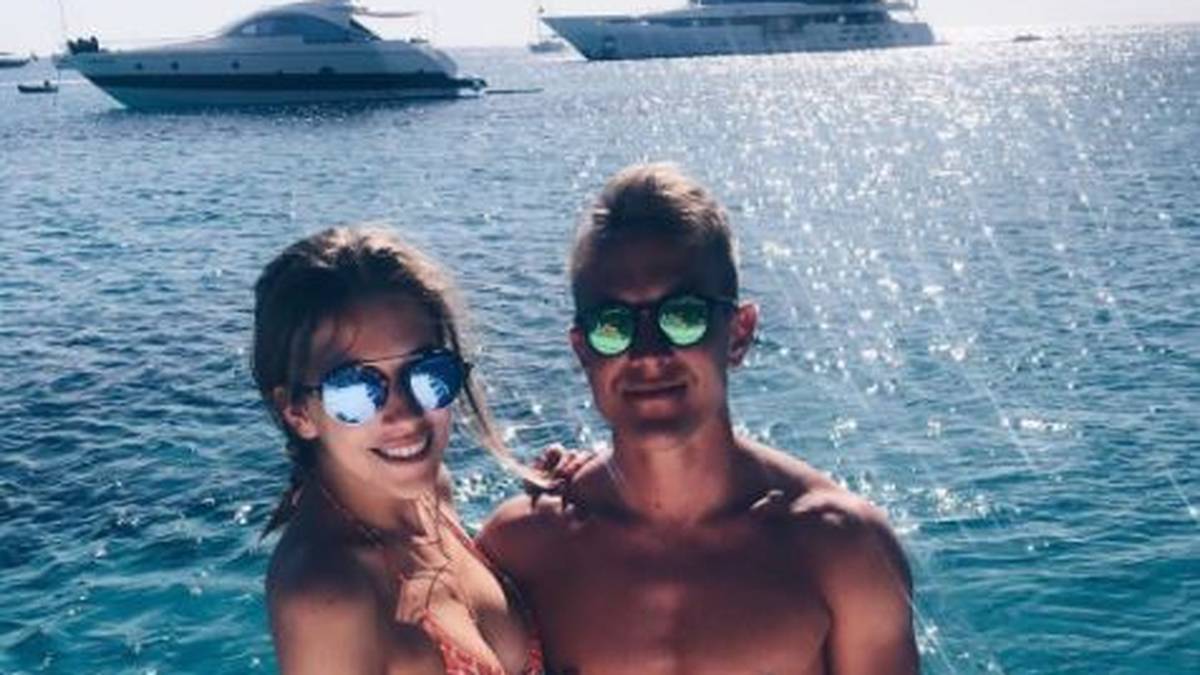 HSV-Profi Lewis Holtby flaniert mit Freundin im Yacht-Urlaub auf Ibiza