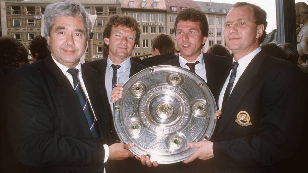 Uli Hoeneß und Jupp Heynckes feiern den Meistertitel 1989 mit Co-Trainer Egon Coordes und Präsident Fritz Scherer (v.r.)