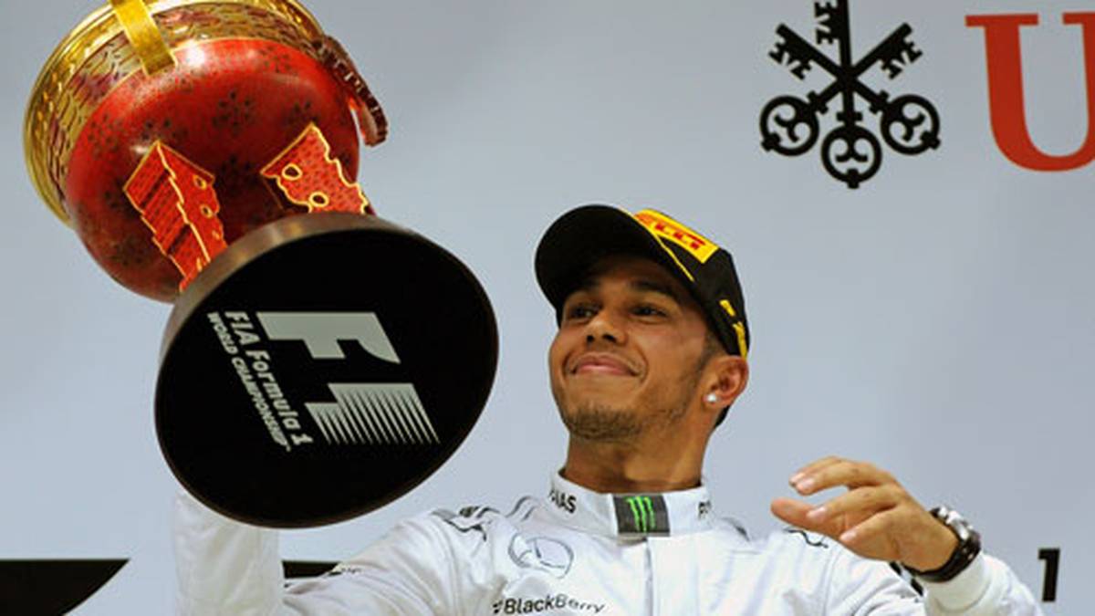 20. April: Hattrick für Hamilton. Der Brite siegt auch in Schanghai vor Teamkollege Rosberg und gewinnt erstmals drei Rennen in Folge. Weltmeister Sebastian Vettel erlebt als Fünfter die nächste Niederlage, auf Anweisung seines Red-Bull-Teams muss der Weltmeister Teamkollege Ricciardo sogar freie Fahrt gewähren