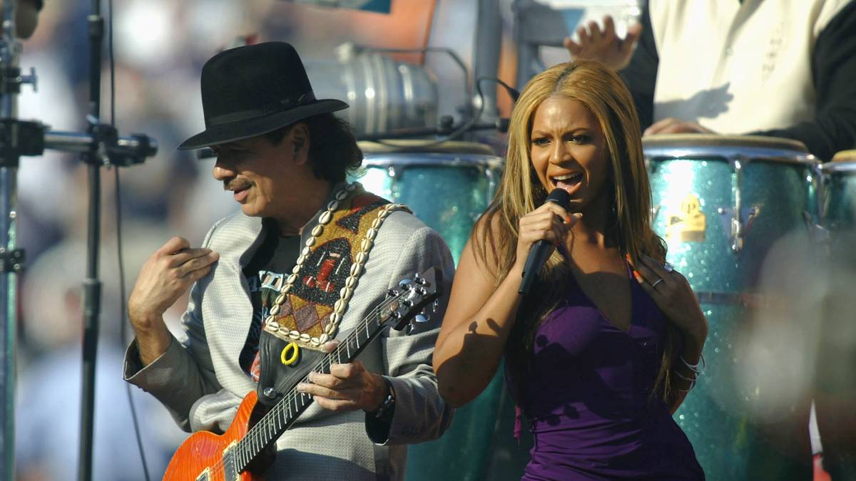 Die Schöne und der Gitarren-Gott: 2003 heizen Beyonce und Santana vor dem Spiel ein