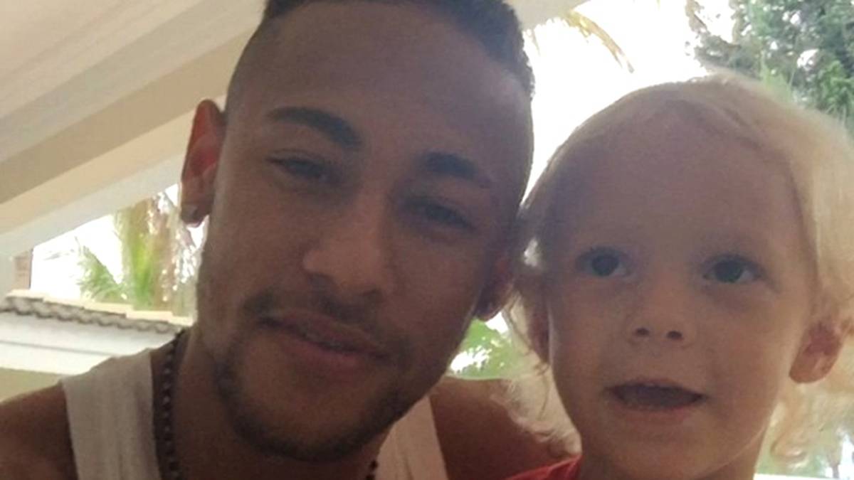 Oder wie auf diesem privaten Foto mit Sohn David Lucca aus dem März glatt nach hinten gegelt