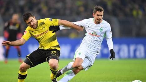 Werders Fin Bartels (r.) verletzt sich bei einem Zweikampf mit Dortmunds Sokratis 