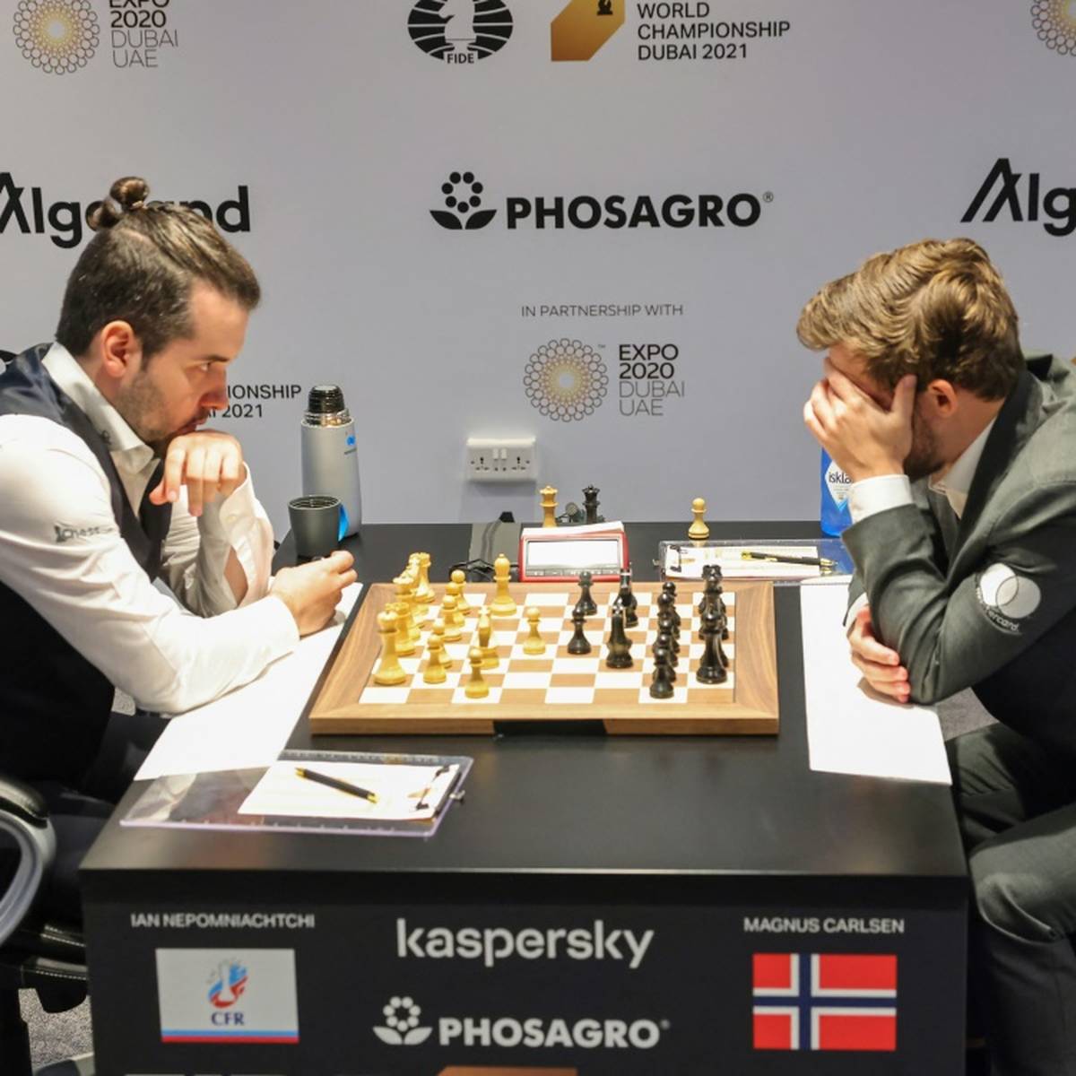 Schach-WM Magnus Carlsen und Jan Nepomnjaschtschi trennen sich unentschieden