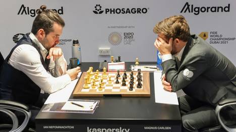 Magnus Carlsen (r.) verteidigt seine Führung im Duell mit Jan Nepomnjaschtschi