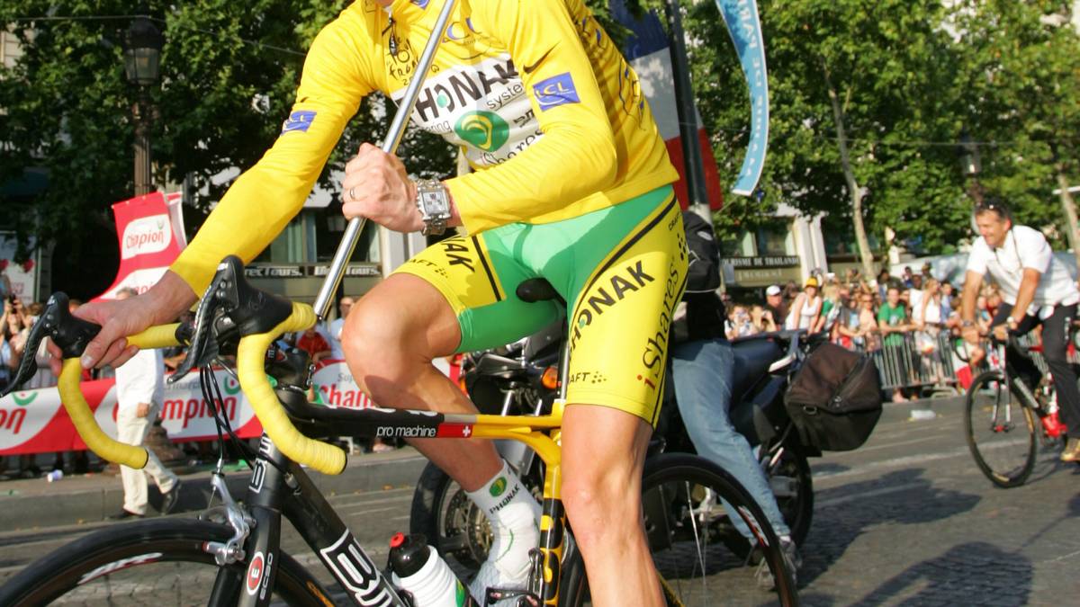TOUR DE FRANCE 2006, FLOYD LANDIS: Der US-Amerikaner kann seinen Tour-Sieg nur kurz genießen. Denn bereits drei Tage später kommt raus, dass Landis positiv auf Testosteron getestet wurde. Landis bestreitet dies zunächst und versucht die erhöhten Werte mit Alkoholkonsum, den Cortisonspritzen für seine Hüftprobleme und den Medikamenten für seine Schilddrüsenunterfunktion zu erklären