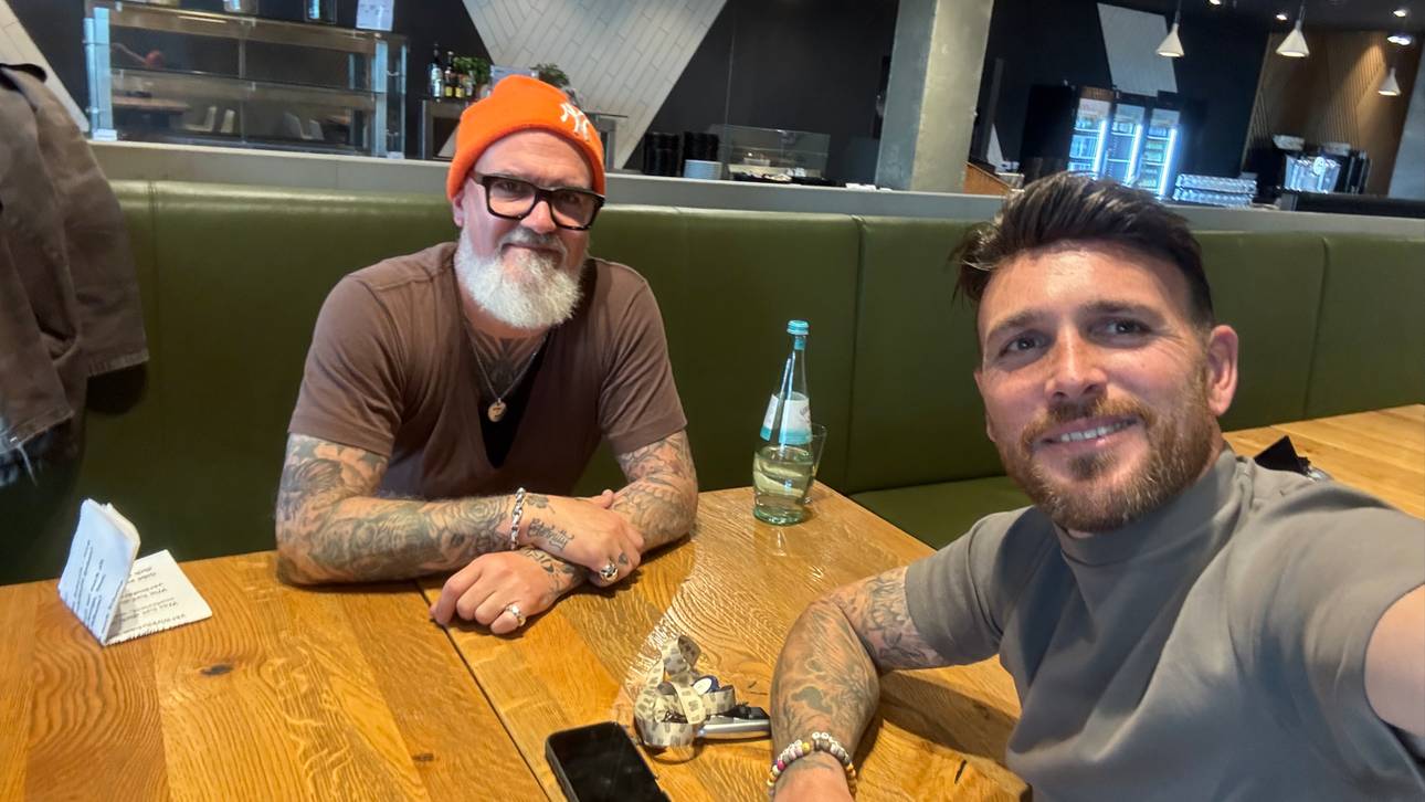 Tobias Sippel (re.) im Gespräch mit SPORT1-Reporter Reinhard Franke am Borussia Park