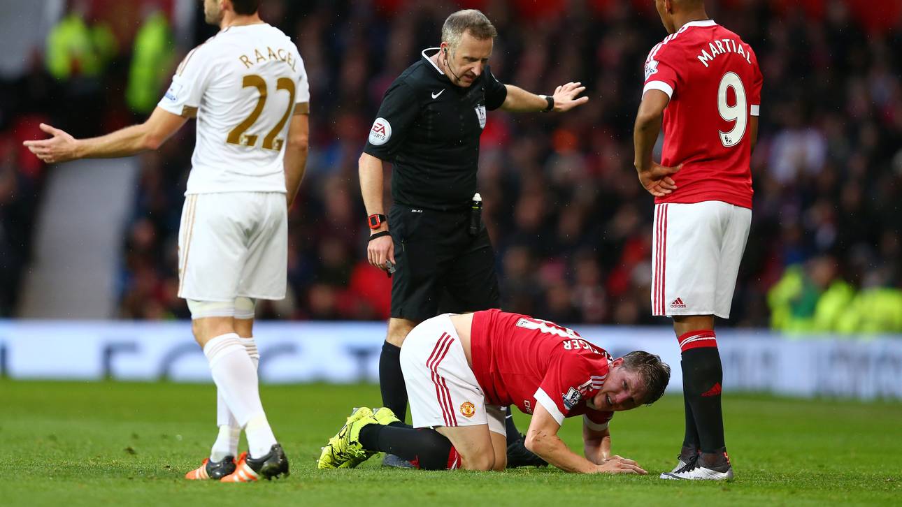 Am 11. Januar 2016 dann der Schock: Schweinsteiger verletzt sich während eines Premier-League-Spiels am Knie, kehrt erst im März ins Mannschaftstraining zurück. Er verpasst 13 Spiele und fehlt United ingesamt 56 Tage. Nun der erneute Schock.