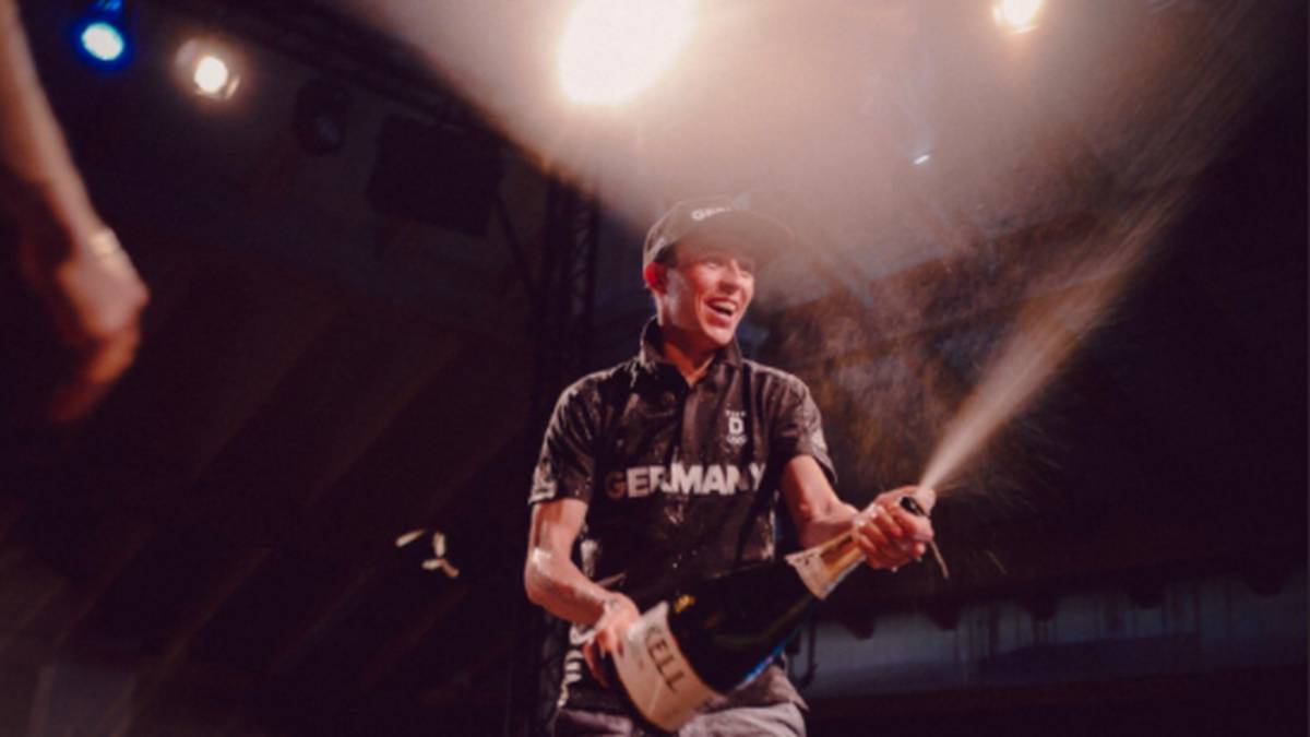 Auch Frenzel lässt es wortwörtlich krachen. Mit einer Champagnerflasche schlägt er sich ein Stück Zahn aus. Insgesamt ist die deutsche Mannschaft ein Top - 14 Goldmedaillen bedeuten Rang zwei im Medaillenspiegel