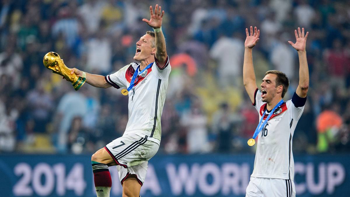 Wenig später reckt er dann die wichtigste Trophäe der Fußball-Welt in den brasilianischen Nachthimmel. Schweinsteiger hat fast alle Titel gewonnen, die es zu gewinnen gibt - und gehört zu den erfolgreichsten Spielern aller Zeiten