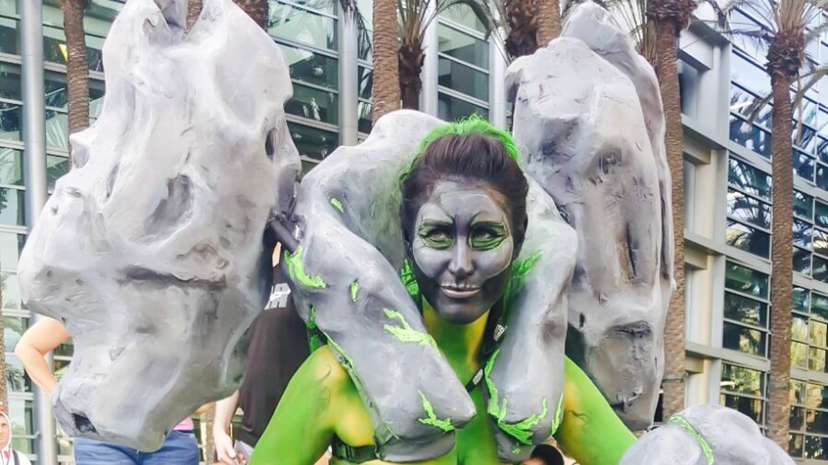 Die Höllenbestie in einer weiblichen Cosplay-Variante