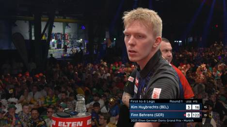 Finn Behrens steht bei dem German Darts Grand Prix erstmals auf der großen Darts-Bühne. In seinem ersten Match trifft er auf den Belgier Kim Huybrechts. 