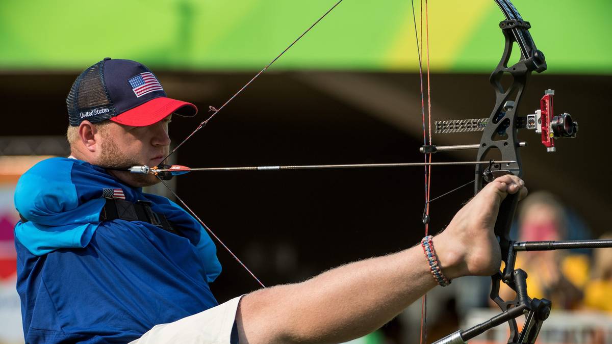 Und noch ein Bild aus der Kategorie Gefühl. Mit dem Fuß statt des Armes visiert Matt Stutzman aus den USA im Bogenschießen die Zielscheibe an