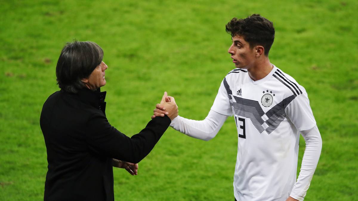 ... schwärmte der Bundestrainer von seinem Juwel. Havertz selbst sagte zu seiner Leistung: "Es war immer ein Traum, in der Startformation zu stehen - ich habe aber noch viel Luft nach oben." Für die Konkurrenz schon fast als Drohung zu verstehen. Der angehende Erbe Mesut Özils