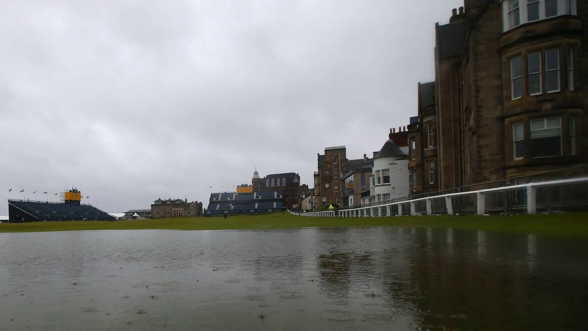 Land unter im schottischen St. Andrews: Am zweiten Tag der British Open machen die Regenmassen das Spielen zunächst unmöglich. Tribüne und Plätze bleiben frei