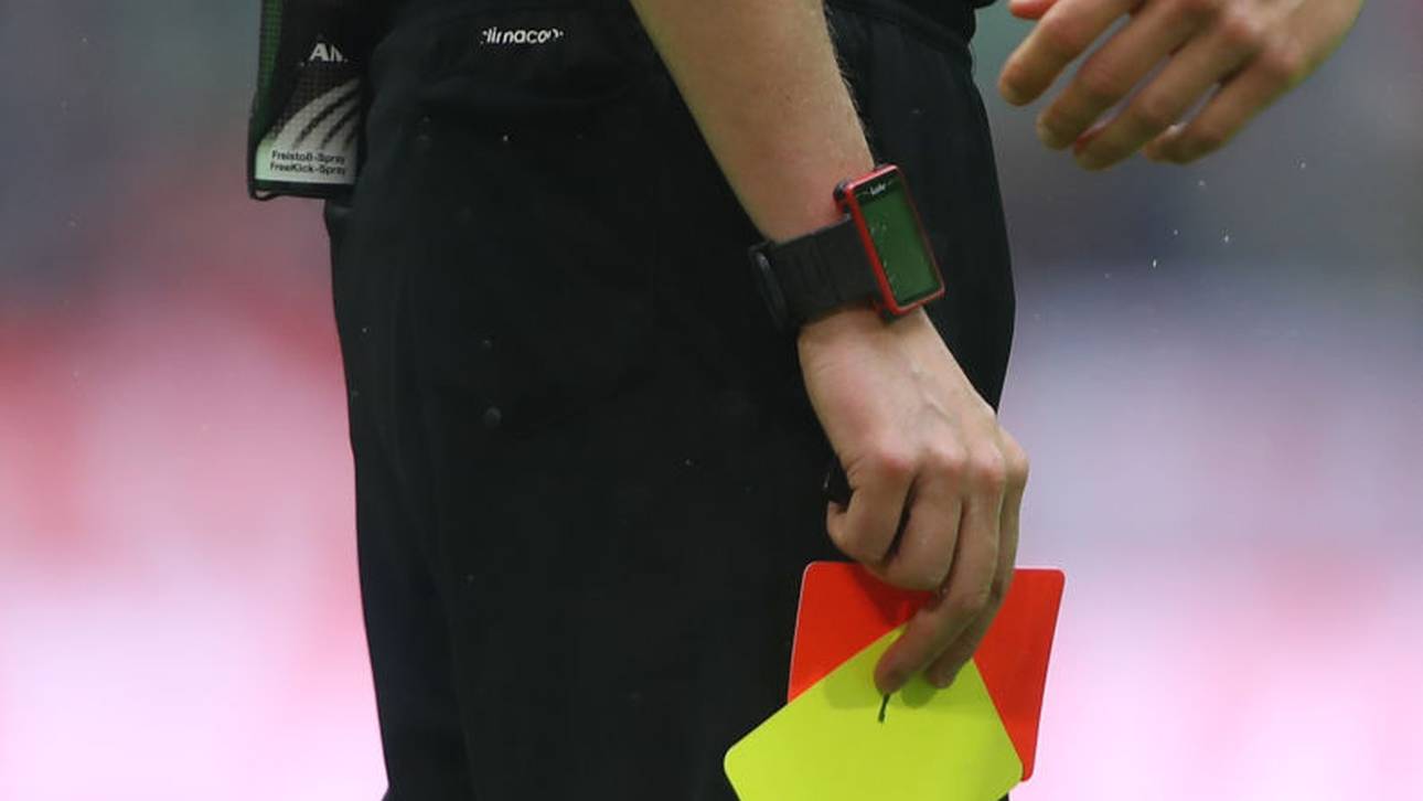 Schiedsrichter niedergeschlagen