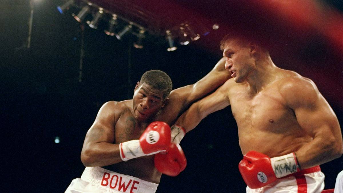 1996 boxte Riddick Bowe gegen Andrew Golota (r.), der wegen wiederholter Tiefschläge disqualifiziert wurde