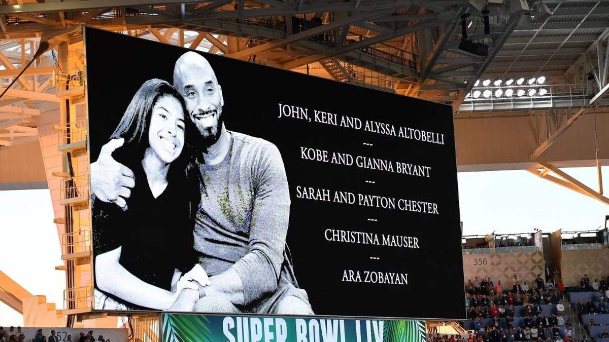 Der Super Bowl beginnt jedoch nachdenklich. Noch vor dem Spiel wird der kürzlich verunglückten NBA-Legende Kobe Bryant gedacht. Die riesige Anzeigetafel zeigt Bryant, den Namen seiner Tochter Gianna und die der weiteren sieben ebenfalls beim Hubschrauberabsturz am Sonntag Gestorbenen