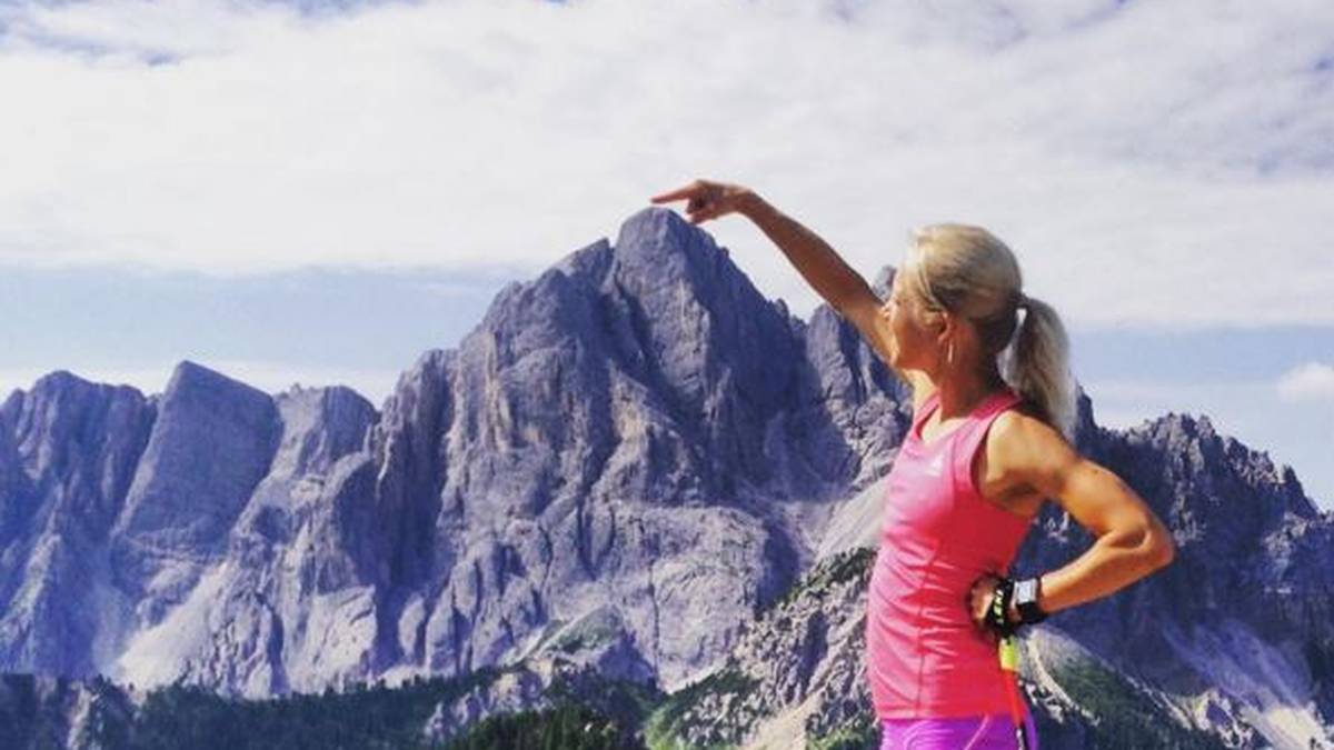 Doch auch außerhalb des Schnees macht sie eine gute Figur - etwa beim Wandern...