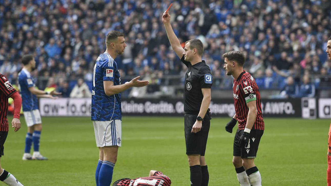 Edin Dzeko sieht die Rote Karte